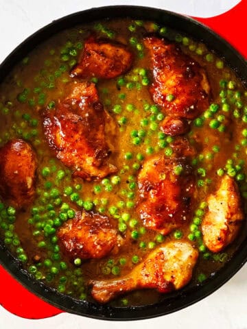 Chicken with chutney and mayo baked in rich sauce with peas