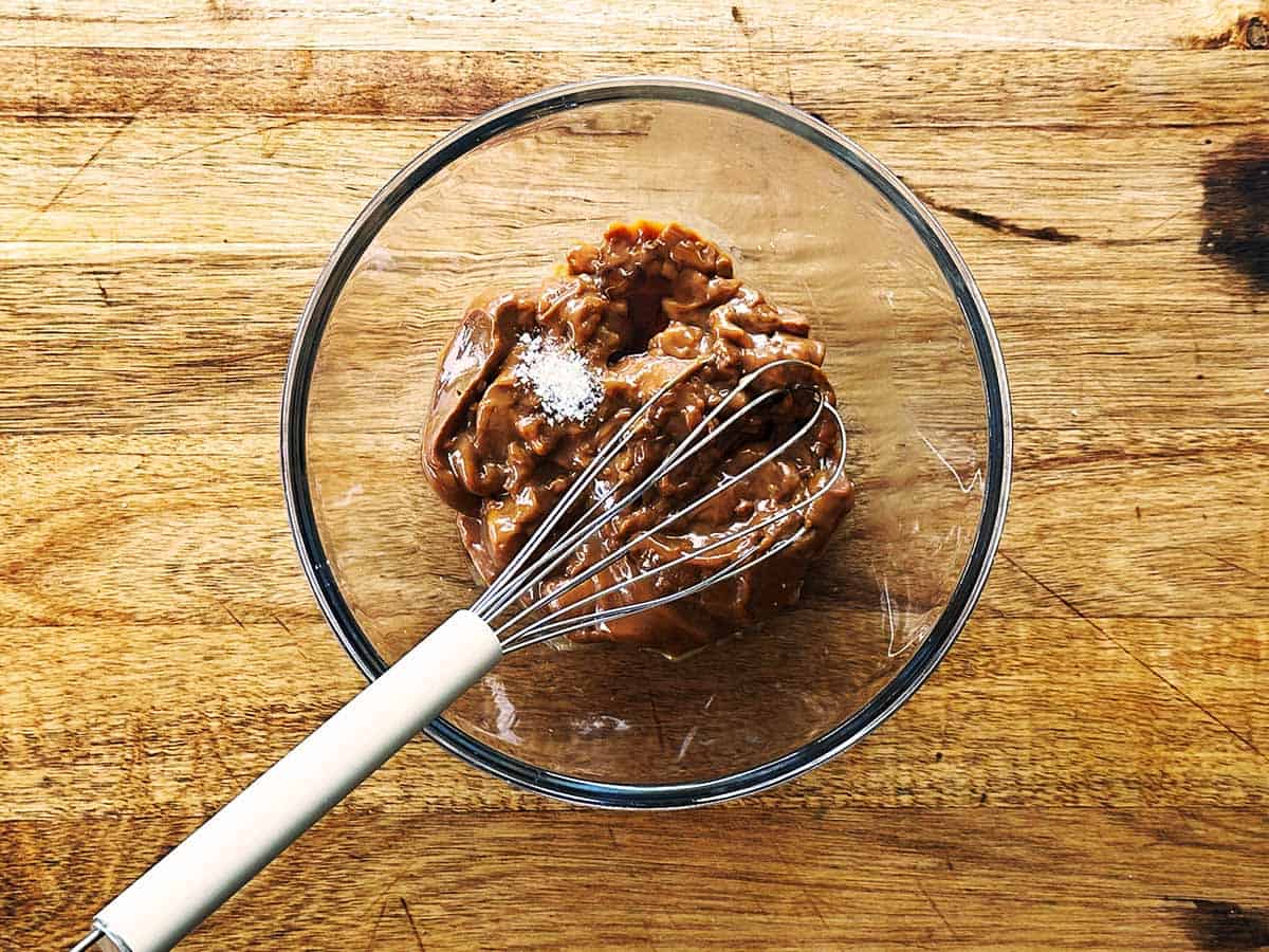 Top'n'Fill caramel in a bowl with vanilla and salt for peppermint crisp tart recipe
